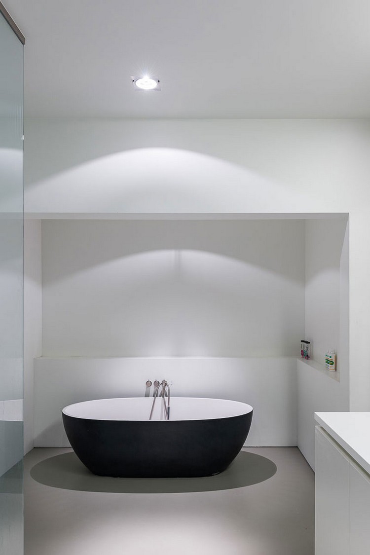 modern-interiör-design-enfamiljshus-badrum-vit-badkar-svart