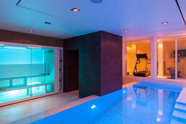 modern-interiör-design-enkel-familj-hem-inomhus-pool-gym-hem