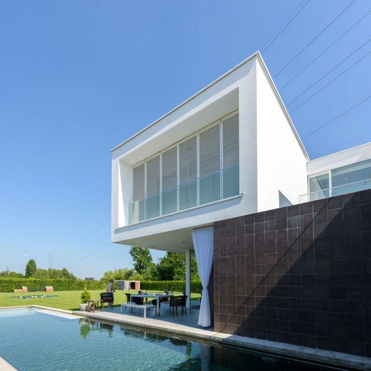 modern-arkitektur-enfamiljshus-pool-stor-trädgård-gräsmatta