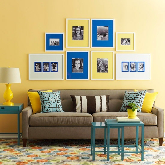 familj-foton-vägg-gul-vägg-färg-