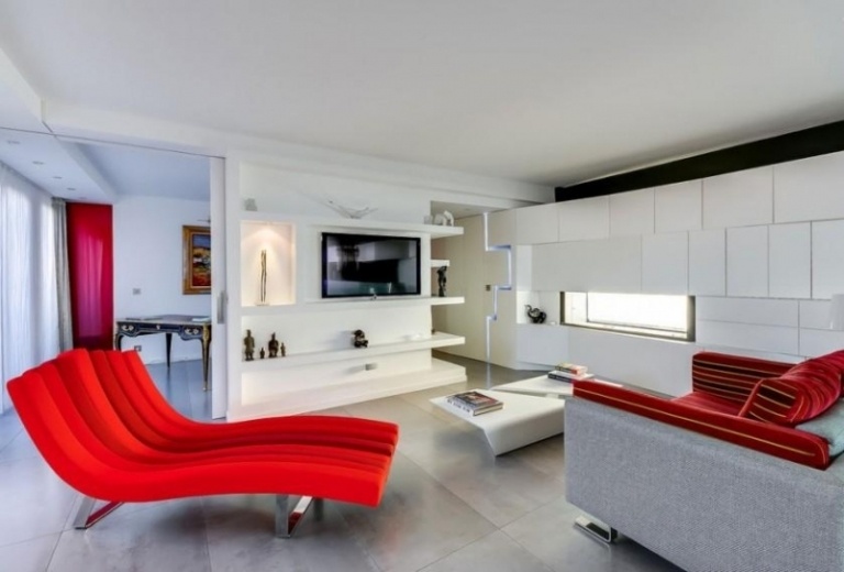 Modern inredning-levande vägg-ottoman-röd-soffa-grå-golv-marmor-högblank väggbeklädnad