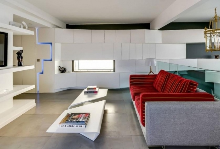 Modern inredning -väggbeklädnad-högglans-levande vägg-soffa-röd-grå-soffbord