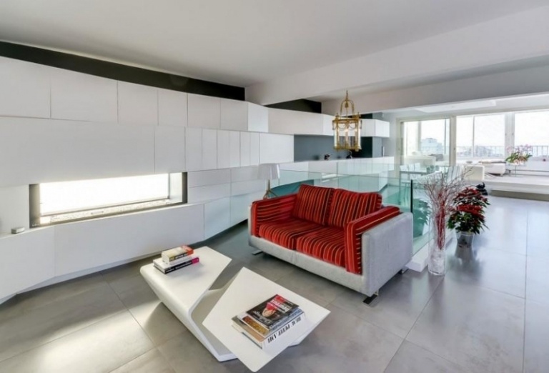 Modern inredning -moderna-vinden-öppna-soffan-röd-grå-soffbord-golv-marmor-väggbeklädnad