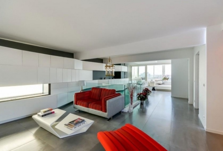 Modern inredning -interiör-röd-klädsel-soffa-golv-grå-vit-vägg-soffbord-geometrisk