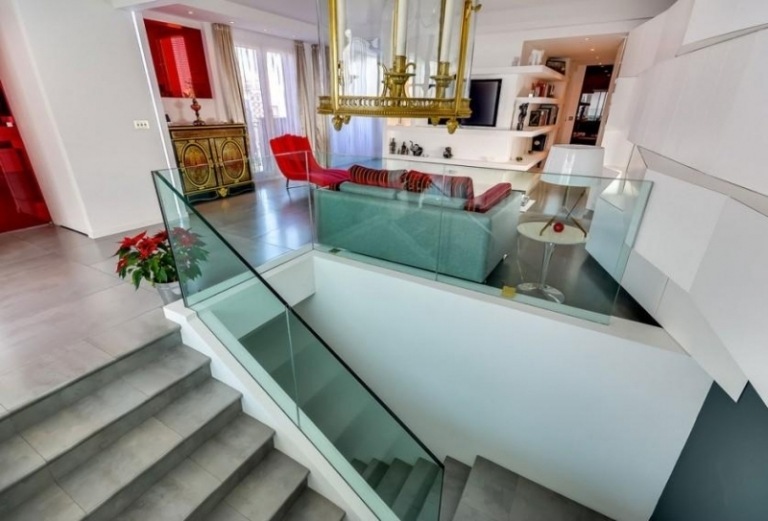 Modern inredning -mansarde-chic-trappor-accenter-rött-glas-marmor-vit-guld-element-dekoration