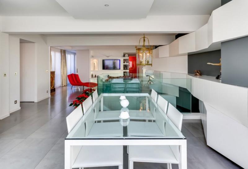 Modern inredning -vit-röd-accenter-högglans-matbord-stolar-väggbeklädnad-glas