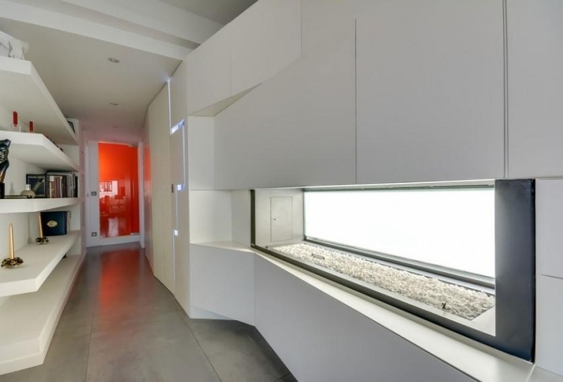 Modern inredning -vit-väggbeklädnad-fönster-högglans-korridor-hyllor-golv-marmor