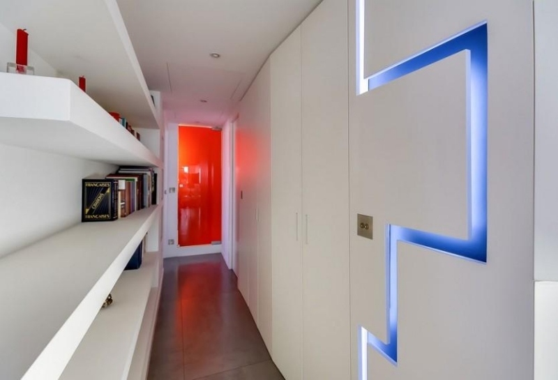 Modern inredning-korridor-vit-vägg-skåp-hylla-indirekt-belysning-dörr-badrum-röd