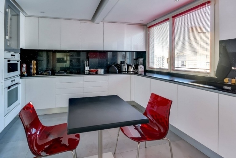Modern inredning -moderna-kök-enkla-plast-stolar-röd-högglans-vit