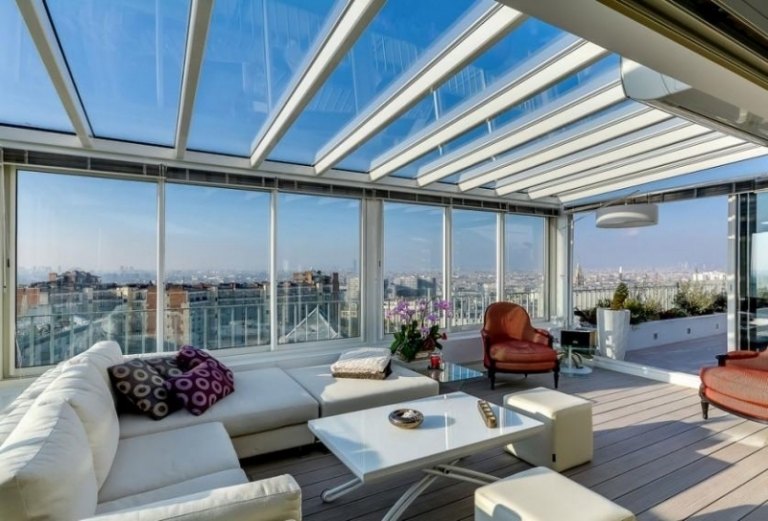 modern-interiör-design-takterrass-utsikt-stad-paris-vinterträdgård-soffa-fåtölj-klädsel