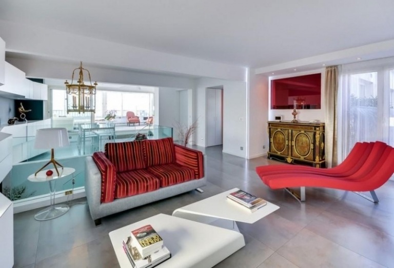 Modern inredning-soffa-grå-röd-ottomansk solstol-soffbord-vit-golv-marmor-byrå-antik