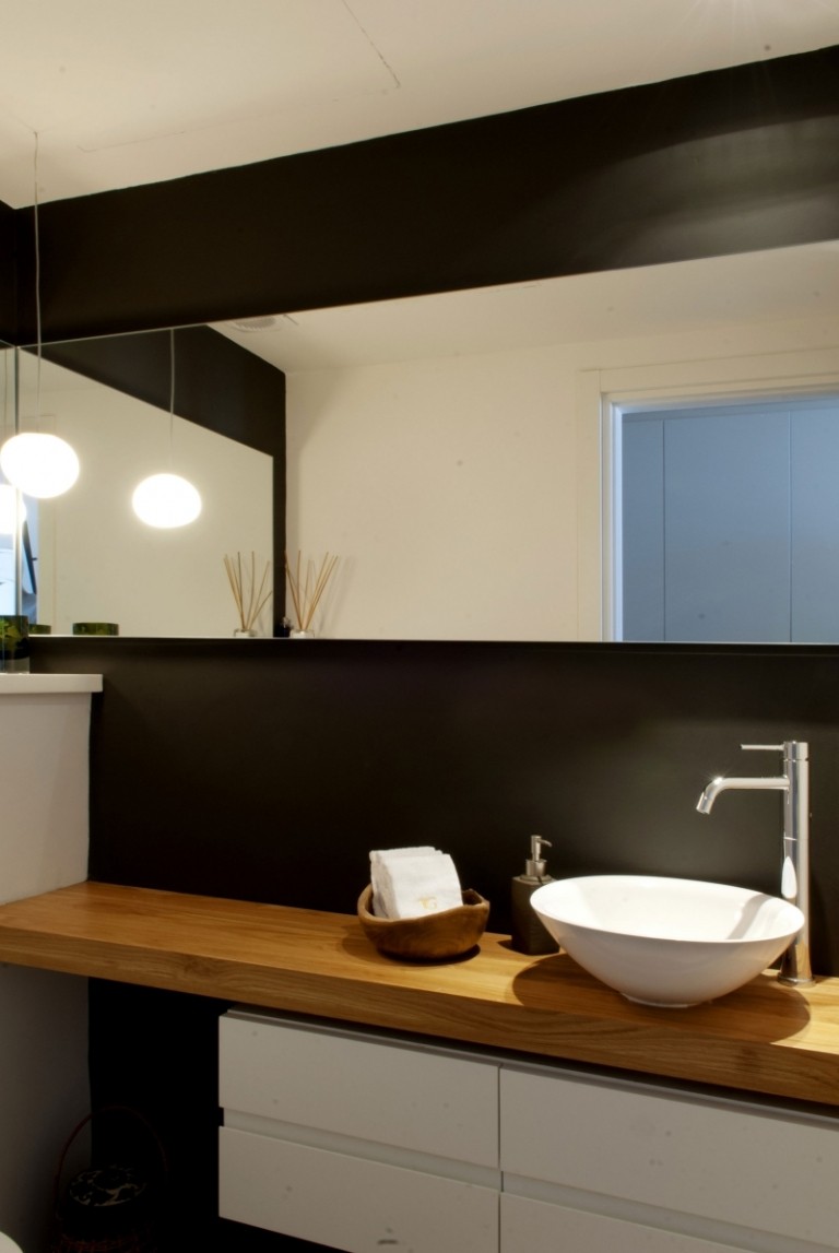 modern-interiör-inredning-vit-trä-badrum-handfat-trä panel-lådor-vit-spegel-hängande lampa