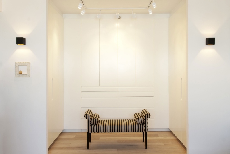 modern-interiör-vit-trä-walk-in-closet-bänk-ränder-trä golvbelysning