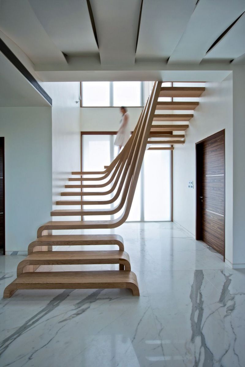 Modern-interiör-trappor-utan-räcken-helt-trä-Arquitectura-Movimiento
