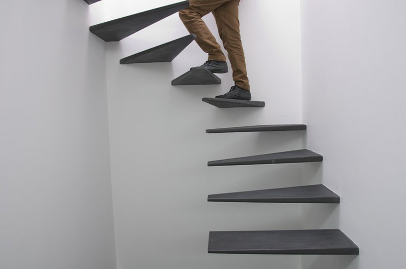 Modern-interiör-trappor-helt-trä-utan-räcke-feedback-studio