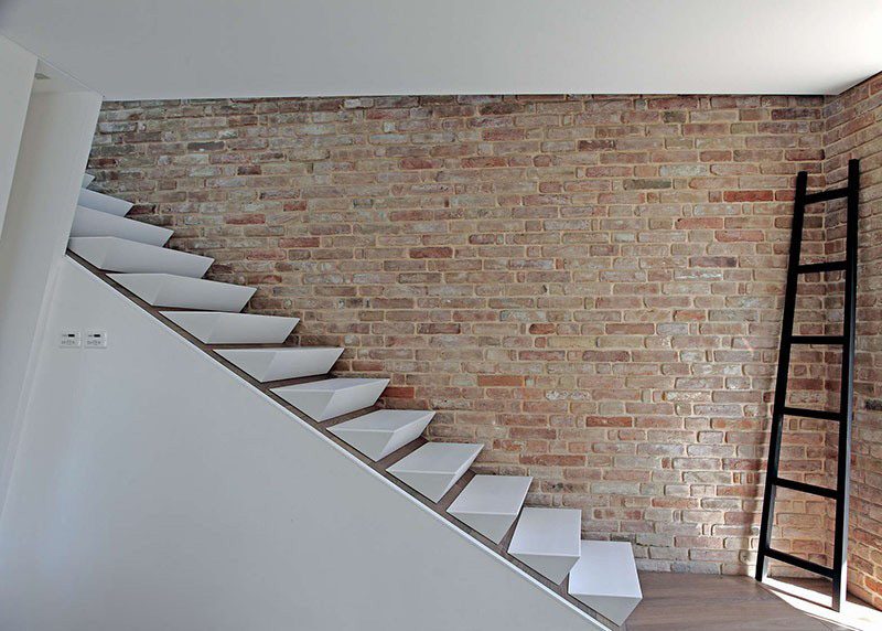 Modern-interiör-trappor-vita-steg-utan-räcke-3ndy