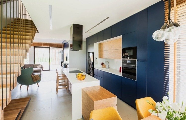 blått kök kombinerat med trä och vitt