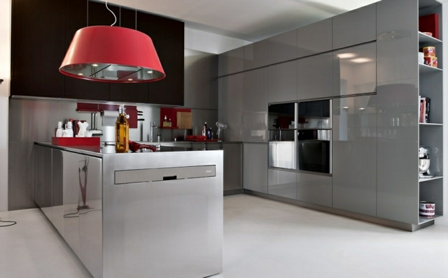 Röd-hängande-ljus-grå-färger-modernt-kök