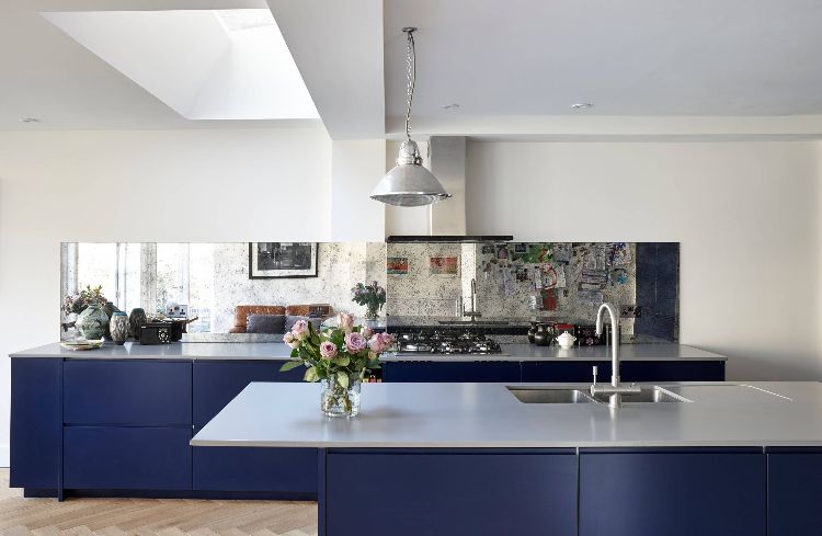 designa ett kök utan väggskåp väggskåp väggskåp praktiska idéer funktionell minimalistisk blå köksö