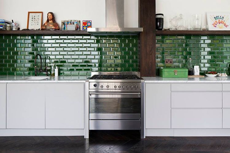 designa ett kök utan väggskåp väggskåp praktiska idéer funktionella gröna keramiska plattor kök bakvägg