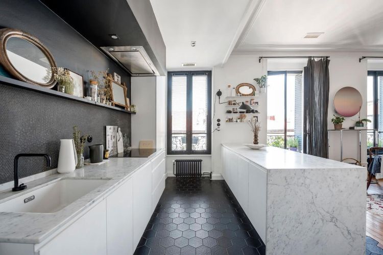 designa ett kök utan väggskåp väggskåp väggskåp praktiska idéer funktionell minimalistisk svartvitt spegel tvålinje