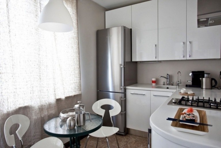 modern-litet-kök-vit-vägg-färg-ljus-grå-l-form-liten-matplats