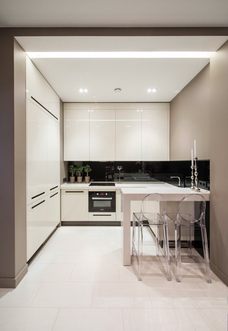 litet-kök-vit-högglans-fronter-svart-glas-stänkskydd-beige-väggfärg-matsal-bar-akrylpall