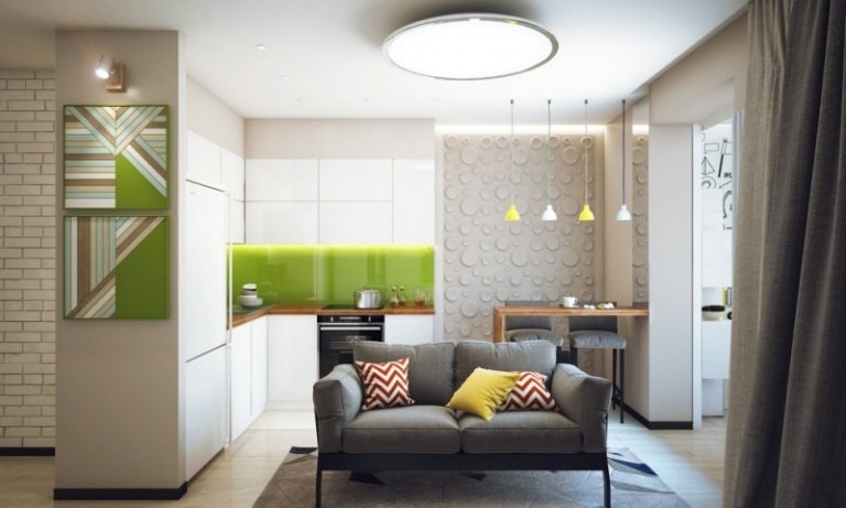 modernt-kök-vardagsrum-l-plan-vita-fronter-grönt-glas-stänk-skydd-trä-look-bänkskiva