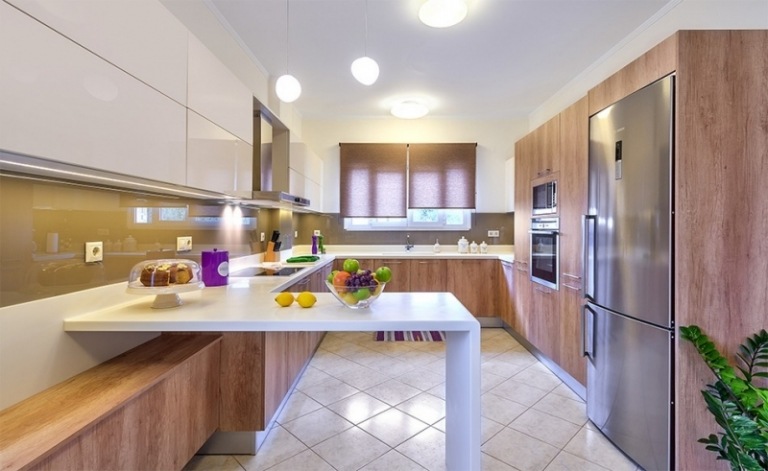 moderna-kök-bilder-vitt-trä-glas-stänk-skydd-beige-golvplattor