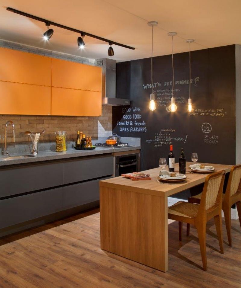 moderna-kök-bilder-tillbaka vägg-tegel-look-skåp-fronter-matt-orange-antracit-vägg-design-blackboard-färg-look