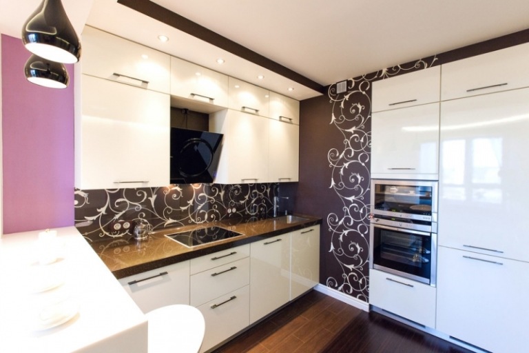 modern-kök-vit-skåp-fronter-brun-vägg-färg-vit-blommig-motiv
