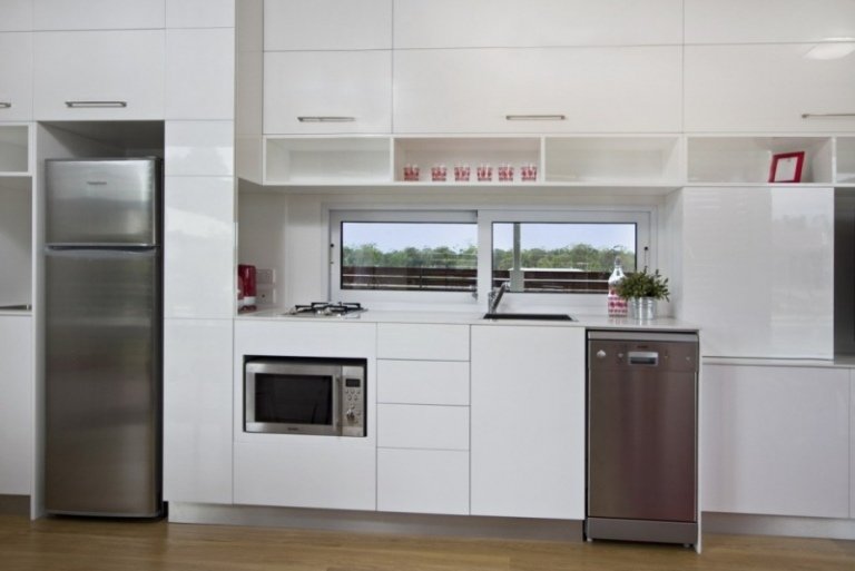 modernt-kök-vitt-massor av lagringsutrymme-inbyggda-enheter-små fönster