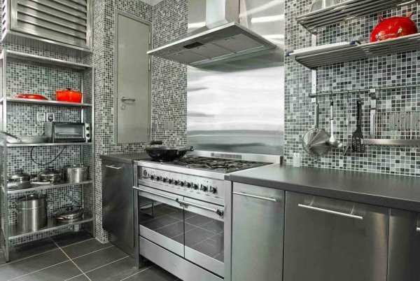 Kök av rostfritt mosaikplattor kök bakvägg ljusgrå