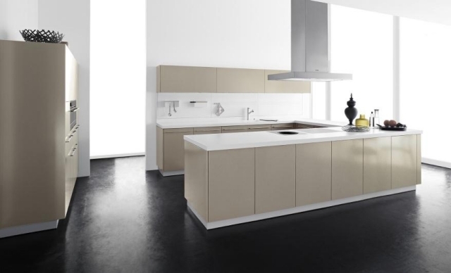 modern köksdesign ö högblank färg gyllene nyans