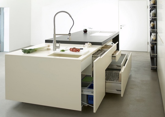 vitt-kök-modern-diskbänk-inbyggda-skåp