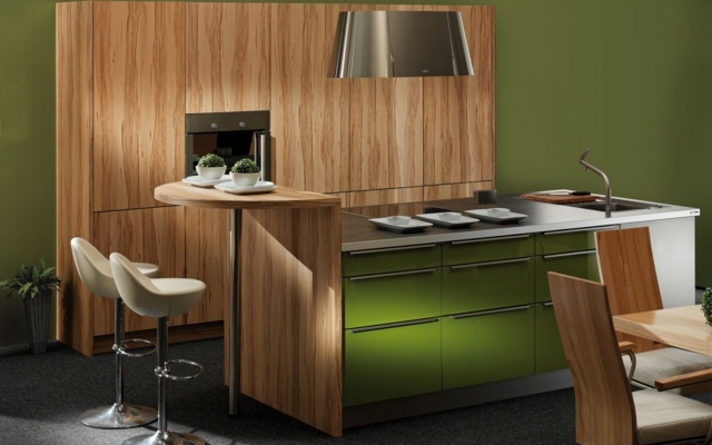Trä-look-och-grön-färg-kök-med-bar-pall