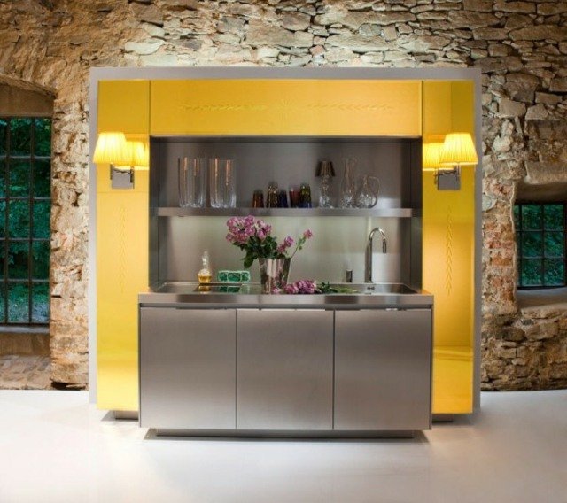 Natursten-vägg-dekoration-gul-färg-som-en-ram-för-det-moderna köket