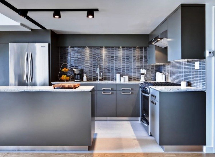 modern-kök-utrustning-hi-tech-minimalistisk-grå-kök-vägg-kakel-fläckar-belysning