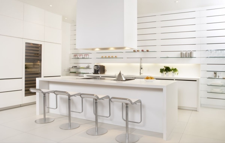 modern-tårta-utrustning-hi-tech-minimalistisk-vit-pall-köksbänk
