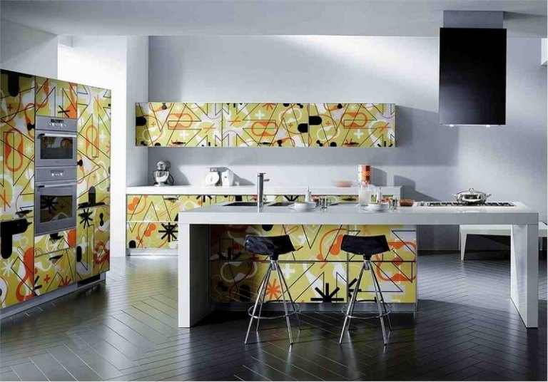 modern-köksutrustning-hi-tech-minimalistisk-färgad-kök-fronter-pallar-inbyggda enheter-grå-golv