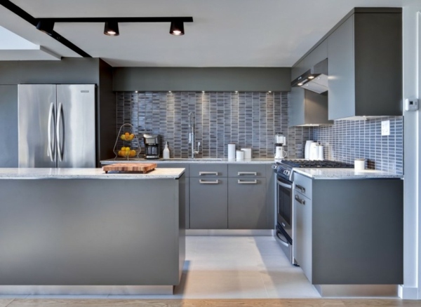 Granitkök motgrått kök