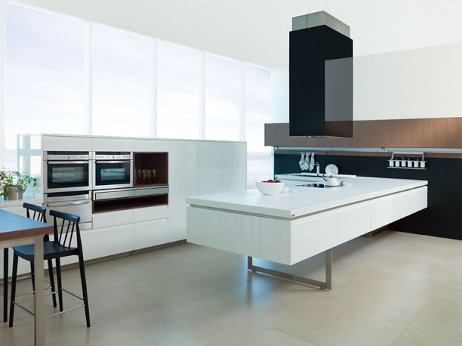 Moderna köksmöbler vit högblank trä svart ö