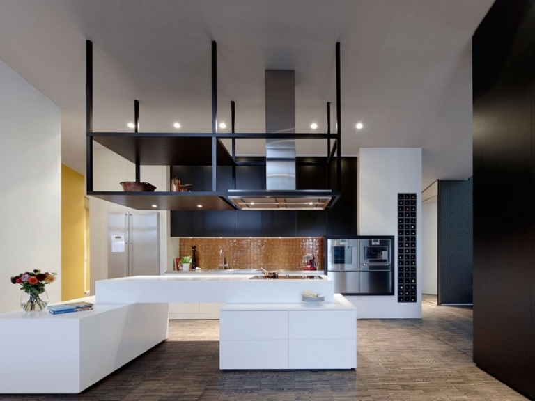 modernt kök planering-kakel-vit-svart-stål