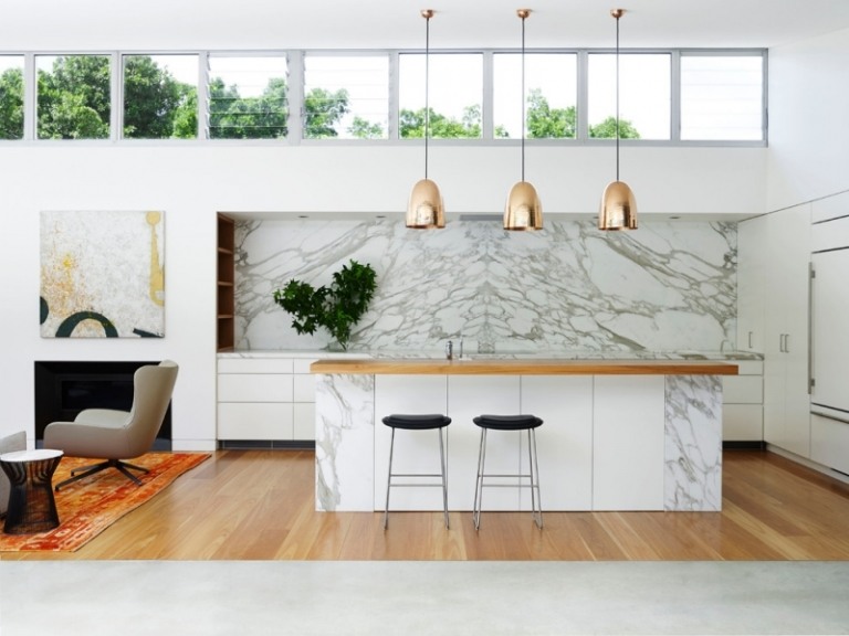 modernt kök planering marmor kök bakvägg trä koppar hängande lampor