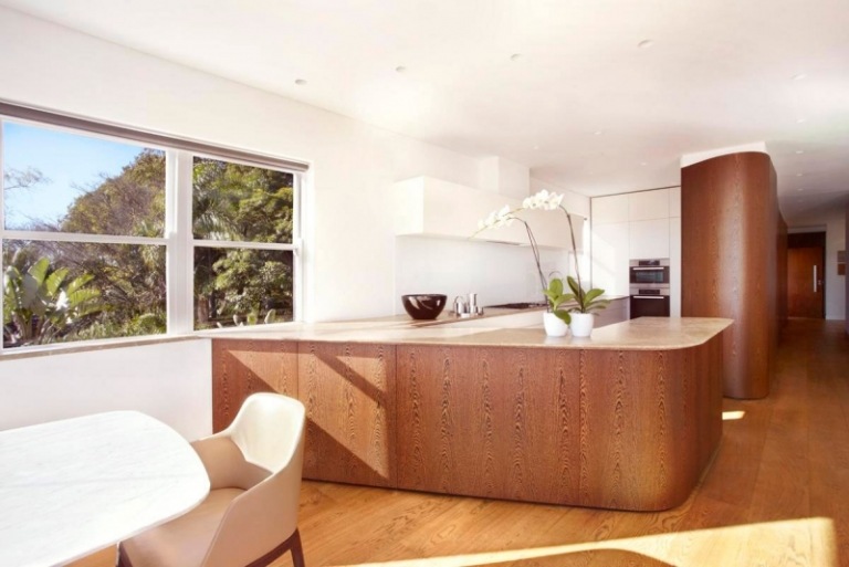 modernt kök planering trä fronter marmor bänkskiva