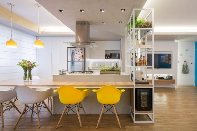 modern-kök-planering-gul-vita-stolar-tak-belysning-öppna-vägg-hyllor