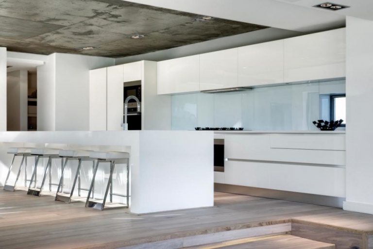 modern-köksplanering-design-galleri-kök-blå-bakvägg-vita-fronter