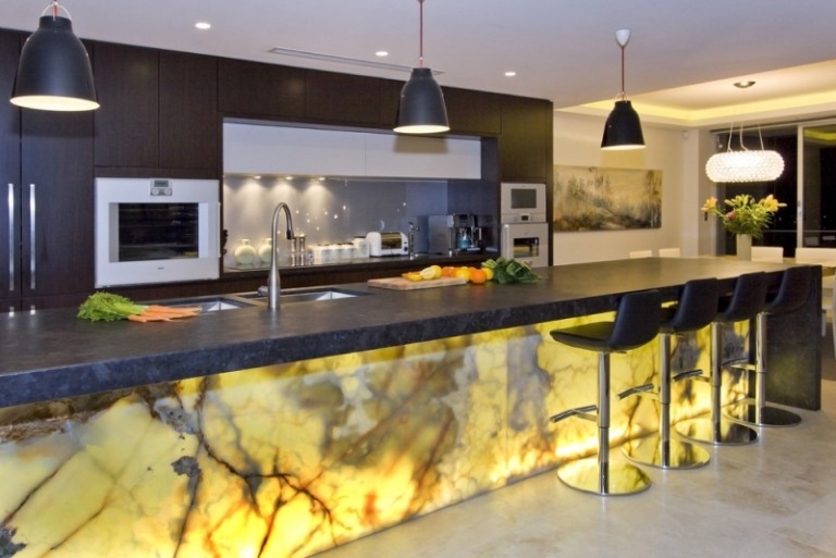 modern-kök planering-marmor-fronter-hängande ljusgranitplattor