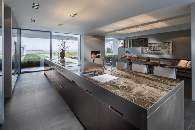 modern-köksplanering-stålfronter-granitplattor-glasfronter