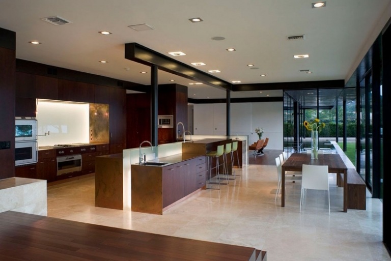 modernt-kök-planering-design-glas-back-vägg-marmorgolv